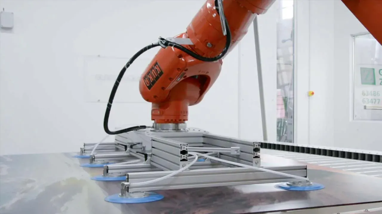 Roboterbasiertes Handlingsystem beim Glasdruck