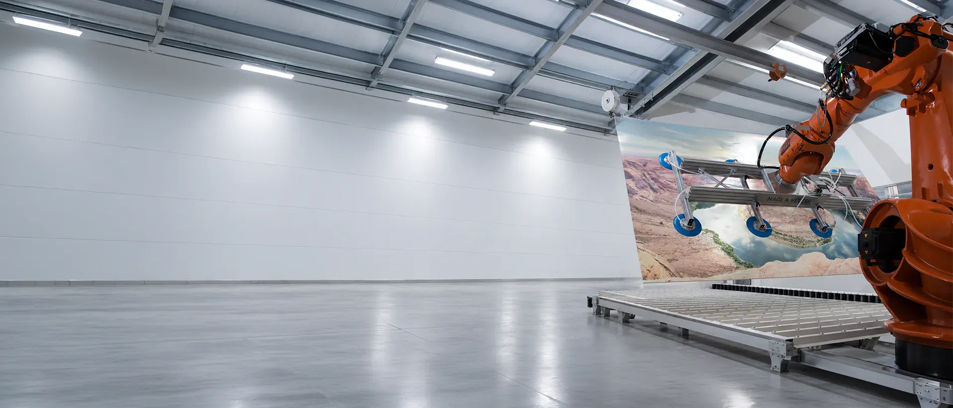 Roboterbasiertes Handlingsystem beim Glasdruck in der Produktionshalle