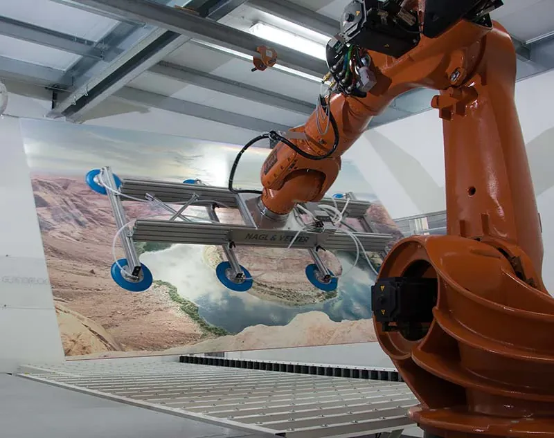 Roboterbasiertes Handlingsystem beim Glasdruck
